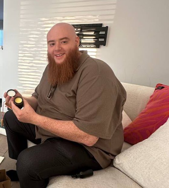 Dries Linsingh, oprichter van Big Beard Barbarian, met een potje baardverzorging